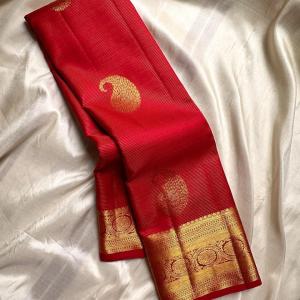 Twirling Red Soft Banarasi Silk Saree With Beauteous Blouse Piece