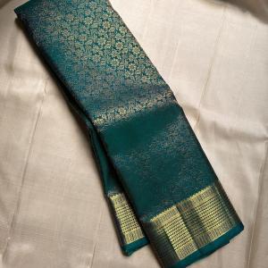 Sempiternal Rama Pure Zari Weaving Banarasi Silk Saree With Refreshing Blouse Piece