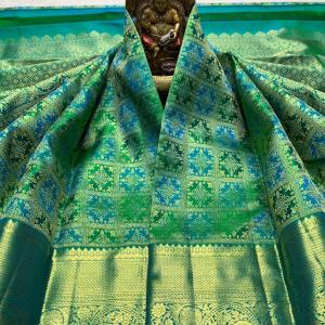 Staggering Parrot Pure Banarasi Silk Saree With Super classy Blouse Piece