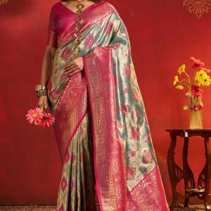 Fancifull Rama Kanjivaram Silk Saree With Staring Blouse Piece