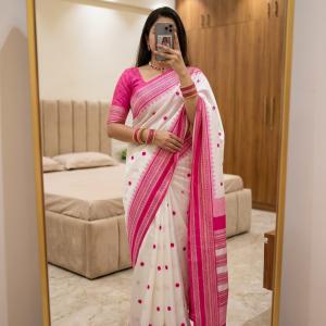 Inspiring Off White Pure Banarasi Silk Saree With Flaunt Blouse Piece