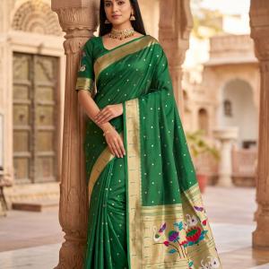 Sumptuous Green Paithani Silk Saree With Flamboyant Blouse Piece