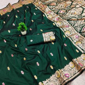 Prominent Dark Green Pure Banarasi Silk Saree With Outstanding Blouse Piece