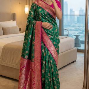 Exemplary Dark Green Pure Zari Weaving Banarasi Silk Saree With Jubilant Blouse Piece