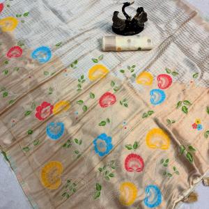 Stunner Off White Banarasi Khadi Silk Saree With Vibrant Blouse Piece