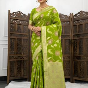 Effulgent Green Banarasi Dola Silk Saree With Nectarous Blouse Piece
